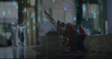 Modern teknoloji atölyesinde akıllı telefonu tutan sağ el, ikili kodları ve dijital grafikleri gösteriyor. Teknoloji, yenilik, dijital, bağlantı, çalışma alanı, modern, veri