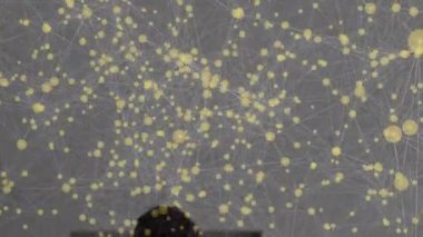 İki doktor tıbbi tabloları inceliyor, hasta verilerini birbirine bağlayan ağ grafikleri. Sağlık, işbirliği, profesyonellik, teknoloji, yenilik, tanı, modern