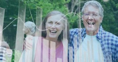 Aile, güneşli gökyüzünün altında parmaklıklara yaslanmış, hareketli finansal bar grafikleriyle. Açık hava, çoklu kuşak, kırsal, uyum, refah, bağlantı, canlı