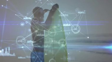 Kıyı şeridinde sörf tahtası tutan erkek sörfçü teknoloji ağı çizgileri ve bar çizelgeleri sergiliyor. Teknoloji, bağlantı, yenilik, açık hava, macera, keşif, modern