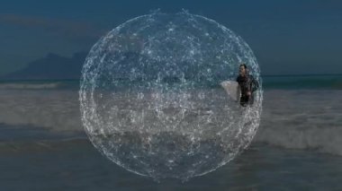 Okyanus sörfünden çıkan sörf tahtası taşıyan erkek sörfçü, teknoloji ağı örtüsü sergiliyor. Sörf, okyanus, kıyı, macera, teknoloji, soyut, modern