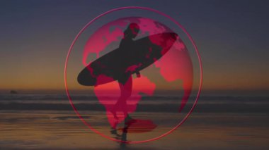 Dişi sörfçü silueti alacakaranlık sahili boyunca yürüyor, teknolojik tema için dijital dünya ile örtüşüyor. Macera, vahşi doğa, dinginlik, keşif, minimalist, manzara, dijital