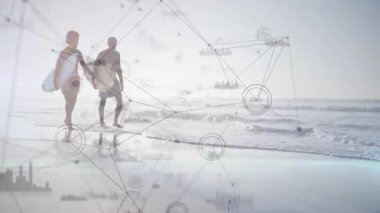 Güneş doğarken sahil şeridi boyunca yürüyen, sörf tahtası taşıyan, teknoloji veri tablolarını gösteren bir çift. Plaj, okyanus, gündoğumu, günbatımı, bağlantı, veri, teknoloji