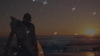 Gün batımında kayalık kıyı şeridinde sörf tahtası tutan sörfçü, seyahat için çapraz şekilli ışık örtüsü ile. Macera, sükunet, ufuk, vahşi doğa, ilham, siluet, ışıltı