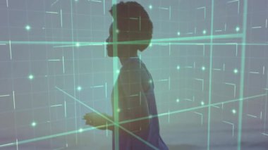 Gün batımında kumsalda kollarını açmış bir kadın teknoloji tanıtımı için holografik ızgara sergiliyor. Fütürist, dijital, teknoloji, refah, dinginlik, yenilik, bağlantı