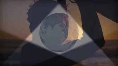 Gün batımında kıyıda duran siluet, karanlık köşegenli teknoloji kürelerini gösteriyor. Siluet, doğa, dinginlik, yansıma, ufuk, yenilik, keşif