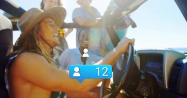 Arkadaşları parlak güneşin altında üstü açık bir şekilde geziyorlar, ellerinde hasır şapka tutuyorlar, animasyon seyahat ikonları sergiliyorlar. Macera, eğlence, özgürlük, açık hava, hayat dolu, dostluk, yaşam tarzı.