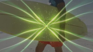 Kıdemli kadın plaj kenarında elinde sarı sörf tahtası, parlayan yeşil sağlık enerjisi gösteriyor. Canlılık, sağlık, başarı, dinginlik, macera, güç, dinamik