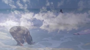 Arkadaşlar okyanus sörfünde kürek çekiyor ve saç çeviriyor. Animasyon sağlık verileri üst üste biniyor. Sörf, macera, yoldaşlık, doğa, özgürlük, açık hava, enerjik