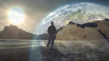 Yetişkin bir adam kumsalda durup kollarını kaldırarak denize bakıyor, güneş ışınlarını ve dünya teknolojisini gösteriyor. Plaj, siluet, gündoğumu, ufuk, keşif, dinginlik, ekoloji