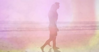 Kadın kumlu kıyı şeridi boyunca çıplak ayakla yürüyor, pembe dumanlı yüzen sağlık tablosu sergiliyor. Manzara, sükunet, pastel, dinginlik, rahatlık, doğa, tasasız
