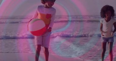 Kardeş ikilisi sahil şeridine plaj topu atıyor. Canlandırılmış sağlık simgeleri ve dalga grafiği gösteriyor. Neşeli, açık hava, neşeli, kaygısız, gençlik, boş zaman, deniz kenarı