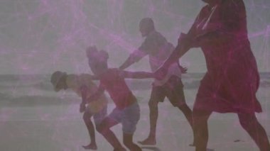 Islak sahil boyunca yürüyen aile grubu, teknolojik konseptin üzerinde mor sinirsel ağ çizgileri gösteriyor. Sahil, çok nesilli, dijital, bağlantı, eğlence, uyum, deniz kenarı