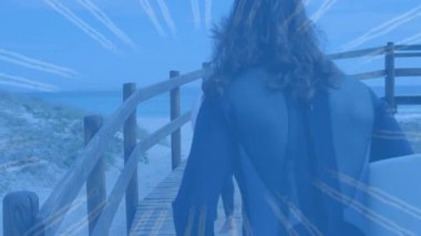 Sörf tahtası taşıyan, canlı grafikler ve pazarlama için okyanus verileri olan bir kadın. Macera, açık hava, kıyı, yaşam tarzı, doğa, atletik, boş zaman