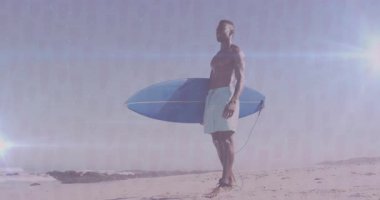 Kumlu sahilde sörf tahtası tutan erkek sörfçü. Teknoloji sunumu için animasyon dalga grafiği sunuyor. Deniz, eğlence, açık hava, eğlence, canlı, dinamik, atletik