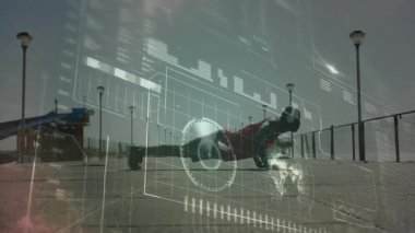 Erkek sporcu rıhtımda şınav çekiyor, sağlık teknolojisi HUD grafikleri ve dünya haritası örtüsüyle. Spor, spor, teknoloji, yenilik, sağlık, aktivite, spor