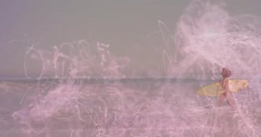 Plajda koşan, teknoloji veri akışını gösteren pembe ışık yollu sörf tahtası taşıyan bir kadın. Macera, canlı, yaşam tarzı, hareket, tropikal, enerjik, manzaralı