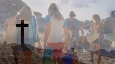 Arkadaşlar plajda gezmek için üzerinde çöl örtüsü olan havluları taşıyorlar. Kıyı, macera, coşku, eğlence, keşif, doğal, enerjik