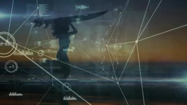 Gün batımında sörf tahtası taşıyan bir kadın teknoloji ağı hatlarını ve veri düğümlerini gösteriyor. Siluet, dijital, soyut, su, ufuk, sükunet, bağlantı