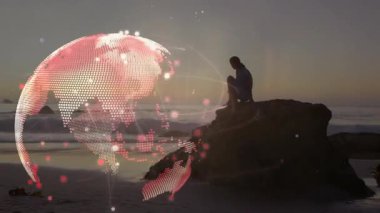 Alacakaranlıkta kayalık plajda el bilgisayarı kullanan bir kadın. Parlayan dijital dünya teknolojisi var. Gelecek, teknoloji, yenilik, dijital, bağlantı, huzur, bilgilendirme