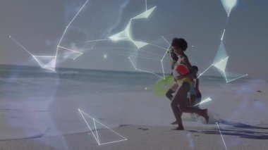 Aile plajda kırmızı kova taşırken ağ hatları olan teknoloji dünyasını gösteriyor. Doğa, birliktelik, bağlantı, macera, canlı, iyimserlik, açık hava