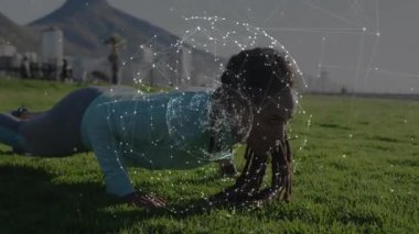 Liman parkında şınav çeken bir kadın biyometrik verileri takip ederken Fitness Tech 'i gösteriyor. Açık hava, sağlık, modern sağlık, peyzaj, aktif teknoloji