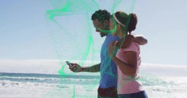 Kumsalda kucaklaşan çiftler, teknoloji haritalama seansında akıllı telefonu paylaşanlar, yeşil ağ örtüsü kullananlar. Romantik, samimiyet, teknoloji, dijital, manzara, tatil, bağlantı