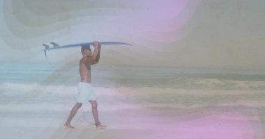 Sahilde sörf tahtası taşıyan erkek sörfçü, yüzen grafik simgeleriyle pazarlama analizlerini gösteriyor. Macera, boş zaman, kıyı, dinamik, enerjik, açık hava, sağlık