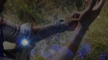 Tespihi tutan adam dışarıda akıllı adam tarlasını kontrol ediyor, sağlık için dijital UI örtüsü gösteriyor. Ruhani, teknoloji, farkındalık, sağlık, açık hava, doğa, meditasyon.