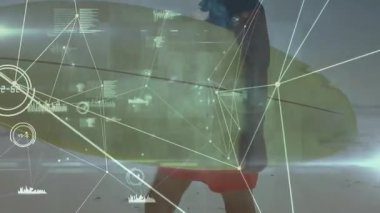 Sahilde sörf tahtası tutan kıdemli sörfçü teknoloji için ışıldayan ağ grafikleri sergiliyor. Macera, sağlık, bağlantı, canlılık, açık hava, modern, dayanıklılık.