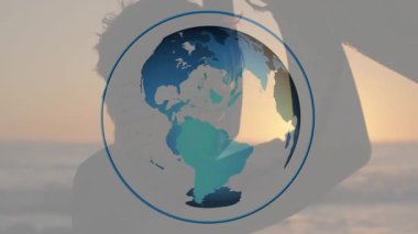 Geniş güneş şapkası takan biri plaj günbatımında seyahat teknolojisini keşfediyor. Seyahat, keşif, fütüristik, sükunet, dinginlik, açık hava, macera