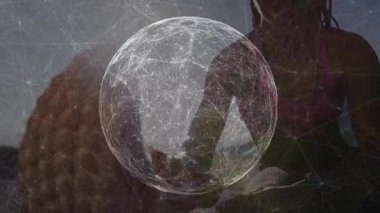 Kadın açık havada, holografik küreyi destekliyor, teknoloji konseptinde ağ örgüsü kuruyor. Gelecek, yenilik, bağlantı, teknoloji, dijital, ağ, hologram