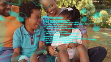 Aile, güneş parkında birlikte gülüyor, teknoloji ağı örtüşmesi ve kaydırma kodlarını gösteriyor. Aileler, açık hava, canlı, iletişim, teknoloji, bağlantı, eğlence