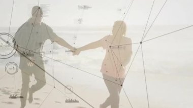 Sahilde el ele tutuşan erkek ve kadın, teknoloji ağı hatlarını ve yüzen veri tablolarını keşfediyor. Siluetler, bağlantı, yenilik, dijital, ufuk, refah, uyum