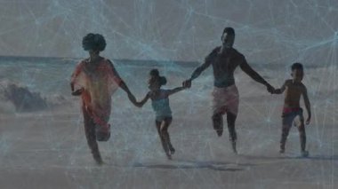 Aile ıslak sahil şeridi boyunca koşuyor. Canlandırılmış kalp ikonu ve zindelik verileri üst üste biniyor. Neşe, eğlence, eğlence, canlı, enerjik, açık hava, bağlantı