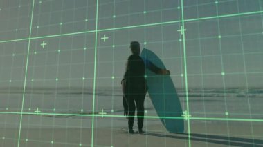 Erkek sörfçü plajda duruyor, kolunun altında sörf tahtası tutuyor, artırılmış gerçeklik ızgarası gösteriyor. Okyanus, kıyı şeridi, teknoloji, dijital, fütüristik, macera, açık hava