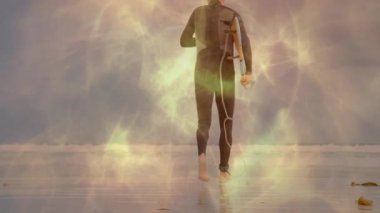 Sahilde sörf tahtasıyla suya giren kıdemli sörfçü, sağlık için animasyon Bokeh 'i sunuyor. Deniz manzarası, dinginlik, macera, açık hava, rahatlık, ilham, sükunet.