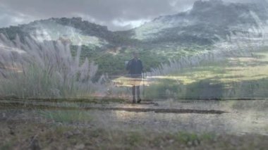 Kadın gün batımı gökyüzünde yüzen sağlık grafiğiyle çakıl yolda yürüyen yürüyüş direkleri kullanıyor. Macera, keşif, doğa, sükunet, manzara, dinginlik, açık hava