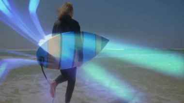 Son sınıf bayan sörfçü sığ sörflere giriyor, neon-mavi çizgiler ile teknoloji örtüşüyor. Macera, boş zaman, dinginlik, canlı, fütüristik, kıyı, aktivite