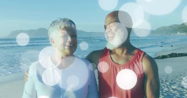 Sahilde su kenarında dikilen kıdemli çift, animasyon ışıklarıyla sağlık temasını keşfediyorlar. Romantik, dinginlik, uyum, açık hava, canlılık, rahatlık, sükunet.
