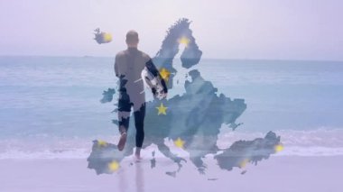 Sahilde elinde sörf tahtası olan bir adam Avrupa haritasını teknoloji için sarı yıldızlarla örtüyor. Deniz manzarası, kıyı şeridi, macera, keşif, dinginlik, seyahat, farkındalık