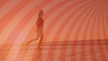 Gün batımında sahilde okyanus suyunu tekmeleyen bir kadın, radyal şerit ile sağlık tasarımını örtüyor. Plaj, su, günbatımı, siluet, yaz, boş zaman, canlı