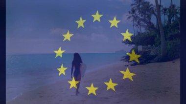 Sörf tahtası ile tropikal plajda yürüyen, AB yıldızlarıyla seyahat kampanyası yapan bir kadın. Tatil, macera, eğlence, okyanus, sükunet, doğa, buluşma