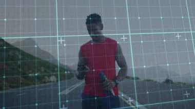 Erkek koşucu dağ yolunda duruyor, sağlık teknisyeni için turkuaz şebeke ile akıllı telefon istatistiklerini gösteriyor. Açık hava, macera, teknoloji, fitness, manzara, yenilik, aktif