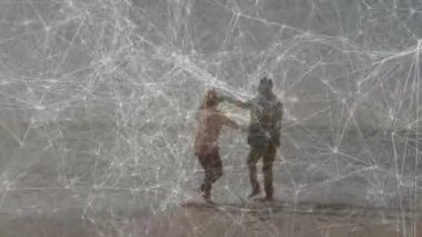 Plajda çıplak ayakla dans eden çift, teknoloji ağını veri düğümleriyle betimliyor. Romantik, sağIık, bağlantı, dinginlik, minimalizm, uyum, rahatlık