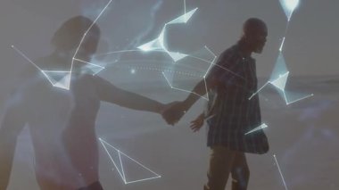 Gün batımında kumsalda el ele yürüyen çiftler, teknolojik ağ düğümleriyle holografik dünyayı gösteriyorlar. Romantizm, bağlantı, dinginlik, dijital, görselleştirme, modern, boş zaman