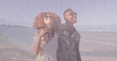 İş seyahatlerinde güneş ışığı altında yürüyen çift haritalı iğneler ve haritalarla. Romantizm, seyahat, macera, manzara, boş zaman, tatil, açık hava