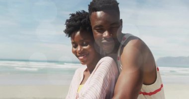 Okyanus dalgalarıyla kumlu sahilde kucaklaşan çiftler, yüzen iş simgeleri ve çizelgeler gösteriyorlar. Romantizm, bağlantı, sükunet, rahatlık, uyum, yaşam tarzı, açık hava