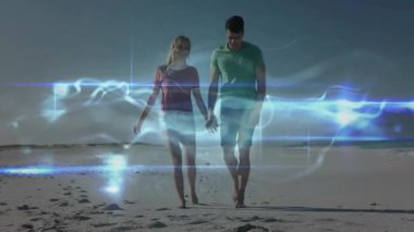 Sahilde çıplak ayakla yürüyen çift, dijital ışık örtüleri ve pazarlama için dalga desenleri var. Romantizm, deniz kenarı, dinginlik, bağlantı, enerji, rahatlama, rahatlama
