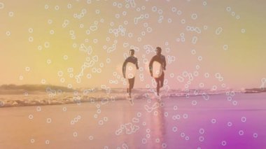 Islak kumsal boyunca koşan kadın ve adam, yüzen düğüm ağı grafikleriyle teknolojik verileri gösteriyor. Dijital, fütüristik, enerjik, soyut, sportif, manzaralı